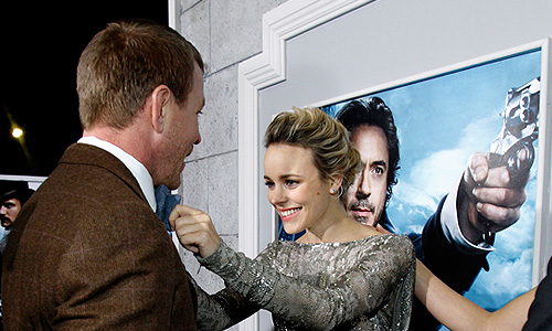 Рэйчел МакАдамс поправляет бабочку режиссеру Гаю Ричи на премьере фильма "Шерлок Холмс: Игра теней" в Лос-Анджелесе.