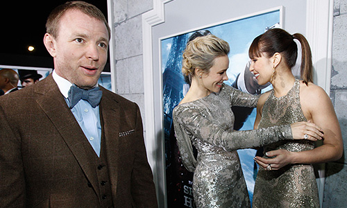 Гай Ричи, Рэйчел МакАдамс и Нуми Рапас на премьере фильма "Шерлок Холмс: Игра теней" в Лос-Анджелесе.