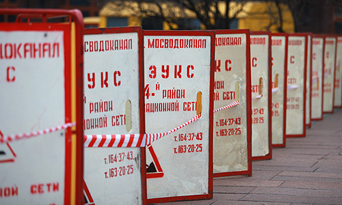 Московские коммунальщики начали работы на площади Революции в центре Москвы, передает корреспондент "Интерфакса".
Часть площади Революции перегорожена заградительными щитами, сотрудники ГУП "Мосводоканал" проводят ремонтные работы около фонтана в центре площади. На месте работают около 15 человек, а также специальная техника.