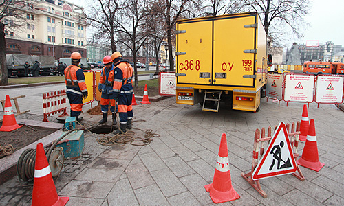 Московские коммунальщики начали работы на площади Революции в центре Москвы, передает корреспондент "Интерфакса".
Часть площади Революции перегорожена заградительными щитами, сотрудники ГУП "Мосводоканал" проводят ремонтные работы около фонтана в центре площади. На месте работают около 15 человек, а также специальная техника.