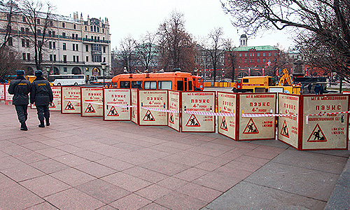 Московские коммунальщики начали работы на площади Революции в центре Москвы, передает корреспондент "Интерфакса".
Часть площади Революции перегорожена заградительными щитами, сотрудники ГУП "Мосводоканал" проводят ремонтные работы около фонтана в центре площади. На месте работают около 15 человек, а также специальная техника.