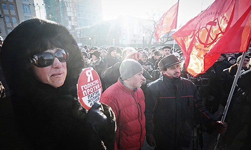 Участники митинга против фальсификации на прошедших выборах в Госдуму РФ во Владивостоке.