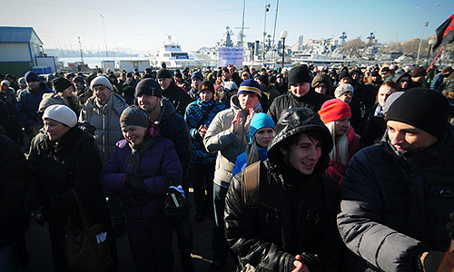 Участники митинга против фальсификации на прошедших выборах в Госдуму РФ во Владивостоке.