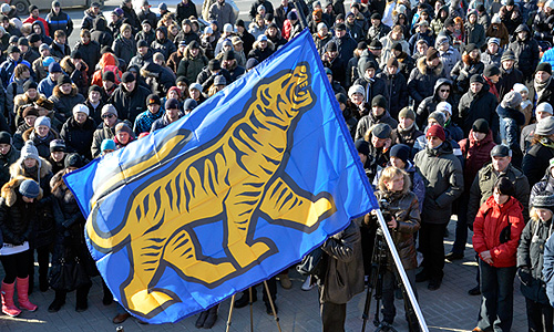 Участники митинга против фальсификации на прошедших выборах в Госдуму РФ во Владивостоке.