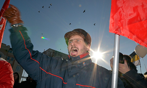Участники митинга против фальсификации на прошедших выборах в Госдуму РФ во Владивостоке.