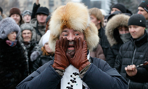 Участники митинга против фальсификации на прошедших выборах в Госдуму РФ в Красноярске.