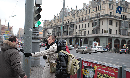 Около 20 тыс. человек собрались на Болотной площади, сообщили "Интерфаксу" в пресс-службе ГУ МВД России по Москве. "На Болотной площади, по состоянию на 15 часов, собралось 20 тыс. человек", - сказали в пресс-службе. Там добавили, что еще 5 тыс. человек находятся на прилегающей территории.