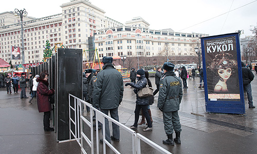 В связи с митингом на Болотной площади Славянская площадь, Китайгородский проезд, улицы Маросейка и Большая Ордынка встали в пробках. На улицах Ильинка и Варварка движение транспорта перекрыто. Статистика "Яндекса" показывает 5 баллов из 10, что является нормальной ситуацией для субботы. В настоящий момент группы людей по-прежнему продолжают движение в сторону Болотной площади, в том числе люди с белыми повязками и лентами. Периодически в сторону Болотной площади проезжают колонным полицейских автомобилей, а также автобусы ОМОН.