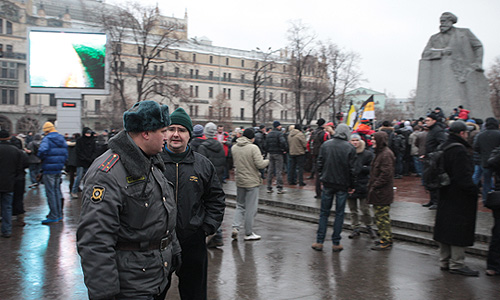 В связи с митингом на Болотной площади Славянская площадь, Китайгородский проезд, улицы Маросейка и Большая Ордынка встали в пробках. На улицах Ильинка и Варварка движение транспорта перекрыто. Статистика "Яндекса" показывает 5 баллов из 10, что является нормальной ситуацией для субботы. В настоящий момент группы людей по-прежнему продолжают движение в сторону Болотной площади, в том числе люди с белыми повязками и лентами. Периодически в сторону Болотной площади проезжают колонным полицейских автомобилей, а также автобусы ОМОН.
