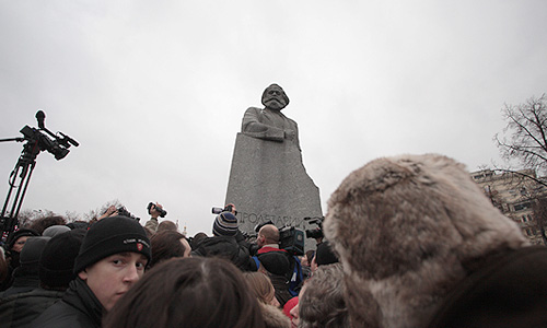 В связи с митингом на Болотной площади Славянская площадь, Китайгородский проезд, улицы Маросейка и Большая Ордынка встали в пробках. На улицах Ильинка и Варварка движение транспорта перекрыто. Статистика "Яндекса" показывает 5 баллов из 10, что является нормальной ситуацией для субботы. В настоящий момент группы людей по-прежнему продолжают движение в сторону Болотной площади, в том числе люди с белыми повязками и лентами. Периодически в сторону Болотной площади проезжают колонным полицейских автомобилей, а также автобусы ОМОН.