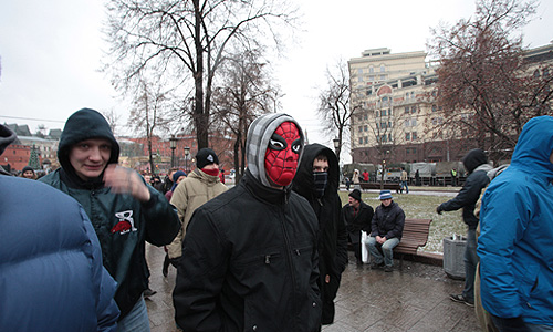 В связи с митингом на Болотной площади Славянская площадь, Китайгородский проезд, улицы Маросейка и Большая Ордынка встали в пробках. На улицах Ильинка и Варварка движение транспорта перекрыто. Статистика "Яндекса" показывает 5 баллов из 10, что является нормальной ситуацией для субботы. В настоящий момент группы людей по-прежнему продолжают движение в сторону Болотной площади, в том числе люди с белыми повязками и лентами. Периодически в сторону Болотной площади проезжают колонным полицейских автомобилей, а также автобусы ОМОН.
