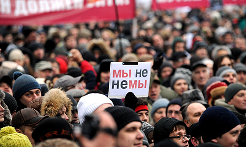 Около 20 тыс. человек собрались на Болотной площади, сообщили "Интерфаксу" в пресс-службе ГУ МВД России по Москве. "На Болотной площади, по состоянию на 15 часов, собралось 20 тыс. человек", - сказали в пресс-службе. Там добавили, что еще 5 тыс. человек находятся на прилегающей территории.