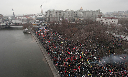 Дополнительная колонна полицейских автобусов направилась в сторону Болотной площади, где вскоре должен завершиться многотысячный митинг оппозиции за честные выборы, передает корреспондент "Интерфакса".