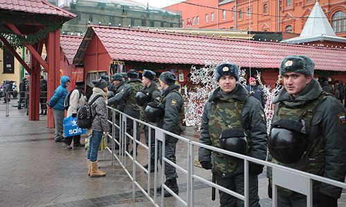 Колонны грузовой техники дежурят с утра субботы вокруг Кремля, Манежная площадь находится в оцеплении. Утром в субботу в районах, прилегающих к Красной, Манежной и Триумфальной площадям, начали стягиваться колонны грузовиков и автобусов с сотрудниками органов внутренних дел и солдат Внутренних войск.