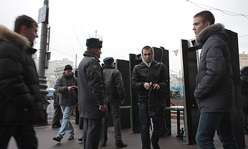 Колонны грузовой техники дежурят с утра субботы вокруг Кремля, Манежная площадь находится в оцеплении. Утром в субботу в районах, прилегающих к Красной, Манежной и Триумфальной площадям, начали стягиваться колонны грузовиков и автобусов с сотрудниками органов внутренних дел и солдат Внутренних войск.