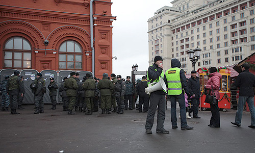 Колонны грузовой техники дежурят с утра субботы вокруг Кремля, Манежная площадь находится в оцеплении. Утром в субботу в районах, прилегающих к Красной, Манежной и Триумфальной площадям, начали стягиваться колонны грузовиков и автобусов с сотрудниками органов внутренних дел и солдат Внутренних войск.