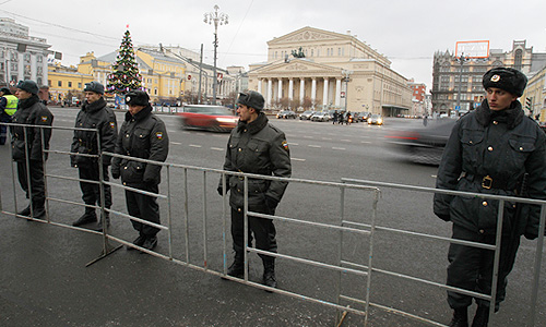 Колонны грузовой техники дежурят с утра субботы вокруг Кремля, Манежная площадь находится в оцеплении. Утром в субботу в районах, прилегающих к Красной, Манежной и Триумфальной площадям, начали стягиваться колонны грузовиков и автобусов с сотрудниками органов внутренних дел и солдат Внутренних войск.