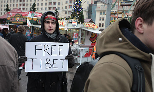 Большое количество грузовой и легковой техники с раннего утра стоит около Государственного исторического музея. Манежная площадь по периметру закрыта металлическими ограждениями.