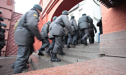 Большое количество грузовой и легковой техники с раннего утра стоит около Государственного исторического музея. Манежная площадь по периметру закрыта металлическими ограждениями.