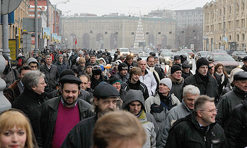 Около 15 тыс. человек собрались на Болотной площади на санкционированный митинг оппозиции за честные выборы. "По состоянию на 14:30, на Болотной площади находятся порядка 15 тыс. человек", - сообщили "Интерфаксу" в пресс-службе ГУ МВД России по Москве. Там добавили, что в районе площади Революции пока находится около 100 человек, остальные люди по ранее определенному маршруту по тротуару организованно прошли на Болотную площадь.