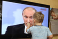 Ребенок во время трансляции телепрограммы "Разговор с Владимиром Путиным. Продолжение".