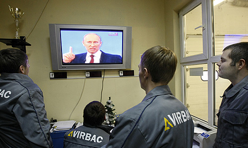 Ростов-на-Дону. 15 декабря. Работники шиномонтажной мастерской во время трансляции телепрограммы "Разговор с Владимиром Путиным. Продолжение".