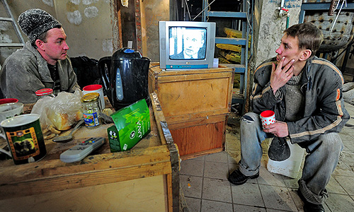 Костромская область. 15 декабря. Члены строительной бригады в поселке Островское во время трансляции телепрограммы "Разговор с Владимиром Путиным. Продолжение".