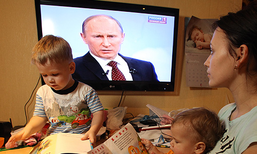 Рязань. 15 декабря. Домохозяйка с детьми во время трансляции телепрограммы "Разговор с Владимиром Путиным. Продолжение".