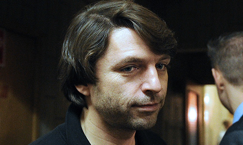 Главный редактор журнала "GQ" Николай Усков перед началом собрания инициативной группы по выдвижению Михаила Прохорова кандидатом в президенты РФ в Финансовом университете.