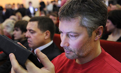 Лидер фонда "Город без наркотиков" Евгений Ройзман и журналист Александр Любимов (справа налево) на собрании инициативной группы по выдвижению Михаила Прохорова кандидатом в президенты РФ в Финансовом университете.