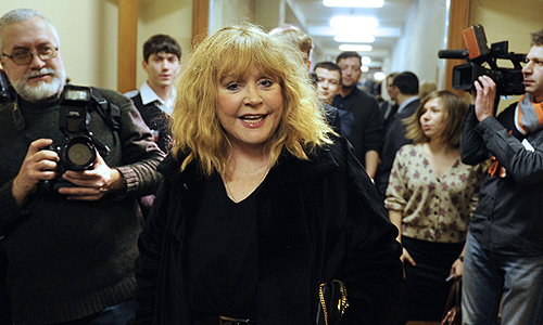 Певица Алла Пугачева перед началом собрания инициативной группы по выдвижению Михаила Прохорова кандидатом в президенты РФ в Финансовом университете.