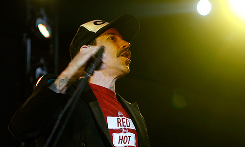 Солист Red Hot Chili Peppers Энтони Кидис. Концерт в Барселоне в рамках мирового турне группы. 15 декабря 2011.