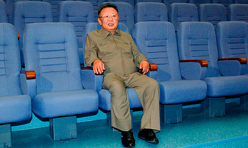 Северо-корейское государственное телевидение сообщает о смерти лидера страны Ким Чен Ира.Лидер Северной Кореи скончался на 70-м году жизни. Отмечается, что Ким Чен Ир умер 17 декабря в 8:30 утра во время поездки на поезде. По предварительным данным, северокорейский лидер умер в результате проблем с сердцем.