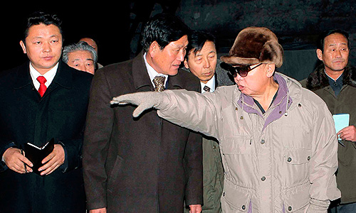 Северо-корейское государственное телевидение сообщает о смерти лидера страны Ким Чен Ира.Лидер Северной Кореи скончался на 70-м году жизни. Отмечается, что Ким Чен Ир умер 17 декабря в 8:30 утра во время поездки на поезде. По предварительным данным, северокорейский лидер умер в результате проблем с сердцем.