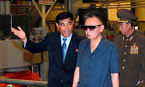 Северо-корейское государственное телевидение сообщает о смерти лидера страны Ким Чен Ира.Лидер Северной Кореи скончался на 70-м году жизни. Отмечается, что Ким Чен Ир умер 17 декабря в 8:30 утра во время поездки на поезде. По предварительным данным, северокорейский лидер умер в результате проблем с сердцем.