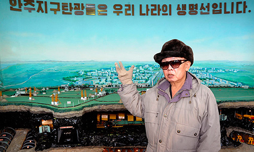 Северо-корейское государственное телевидение сообщает о смерти лидера страны Ким Чен Ира.Лидер Северной Кореи скончался на 70-м году жизни. Отмечается, что Ким Чен Ир умер 17 декабря в 8:30 утра во время поездки на поезде. По предварительным данным, северокорейский лидер умер в результате проблем с сердцем.