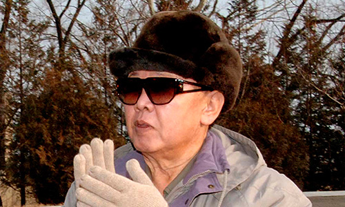 Северо-корейское государственное телевидение сообщает о смерти лидера страны Ким Чен Ира.Лидер Северной Кореи скончался на 70-м году жизни. Отмечается, что Ким Чен Ир умер 17 декабря в 8:30 утра во время поездки на поезде. По предварительным данным, северокорейский лидер умер в результате проблем с сердцем.