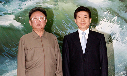 Северо-корейское государственное телевидение сообщает о смерти лидера страны Ким Чен Ира.Лидер Северной Кореи скончался на 70-м году жизни. Отмечается, что Ким Чен Ир умер 17 декабря в 8:30 утра во время поездки на поезде. По предварительным данным, северокорейский лидер умер в результате проблем с сердцем.