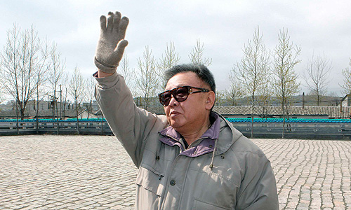 Северо-корейское государственное телевидение сообщает о смерти лидера страны Ким Чен Ира.Лидер Северной Кореи скончался на 70-м году жизни. Отмечается, что Ким Чен Ир умер 17 декабря в 8:30 утра во время поездки на поезде. По предварительным данным, северокорейский лидер умер в результате проблем с сердцем.