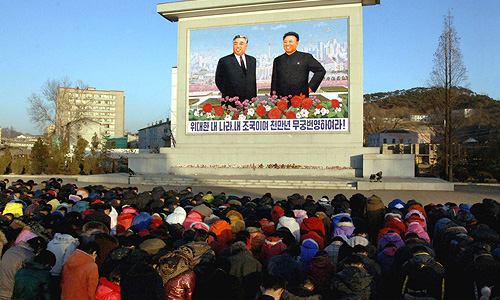 Жители города во время церемонии прощания с лидером КНДР Ким Чен Иром, которая прошла в Мемориальном дворце Кумсусан.