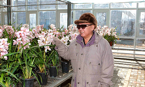 Северо-корейское государственное телевидение сообщает о смерти лидера страны Ким Чен Ира.Лидер Северной Кореи скончался на 70-м году жизни. Отмечается, что Ким Чен Ир умер 17 декабря в 8:30 утра во время поездки на поезде. По предварительным данным, северокорейский лидер умер в результате проблем с сердцем.