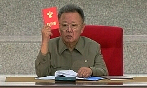 Северо-корейское государственное телевидение сообщает о смерти лидера страны Ким Чен Ира.Лидер Северной Кореи скончался на 70-м году жизни. Отмечается, что Ким Чен Ир умер 17 декабря в 8:30 утра во время поездки на поезде. По предварительным данным, северокорейский лидер умер в результате проблем с сердцем.