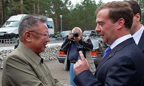Улан-Удэ. 24 августа 2011г. Президент России Дмитрий Медведев и председатель КНДР Ким Чен Ир после переговоров на территории военного гарнизона "Сосновый бор".