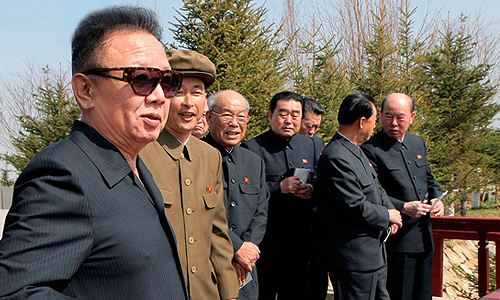 Северо-корейское государственное телевидение сообщает о смерти лидера страны Ким Чен Ира.Лидер Северной Кореи скончался на 70-м году жизни. Отмечается, что Ким Чен Ир умер 17 декабря в 8:30 утра во время поездки на поезде. По предварительным данным, северокорейский лидер умер в результате проблем с сердцем.