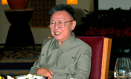 Северо-корейское государственное телевидение сообщает о смерти лидера страны Ким Чен Ира.Лидер Северной Кореи скончался на 70-м году жизни. Отмечается, что Ким Чен Ир умер 17 декабря в 8:30 утра во время поездки на поезде. По предварительным данным, северокорейский лидер умер в результате проблем с сердцем.