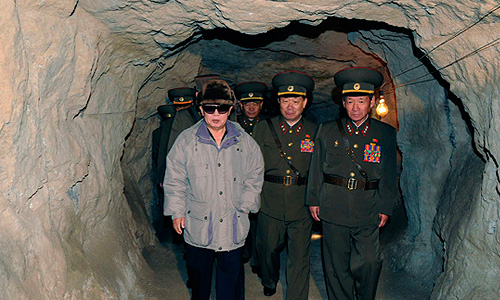 Северо-корейское государственное телевидение сообщает о смерти лидера страны Ким Чен Ира.Лидер Северной Кореи скончался на 70-м году жизни. Отмечается, что Ким Чен Ир умер 17 декабря в 8:30 утра во время поездки на поезде. По предварительным данным, северокорейский лидер умер в результате проблем с сердцем.