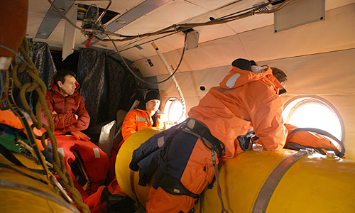 Сотрудники МЧС во время поисково-спасательной операции в районе крушения платформы "Кольская"