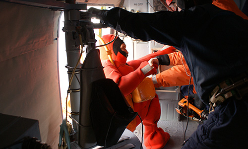 Поисково-спасательная операция в районе крушения платформы "Кольская".