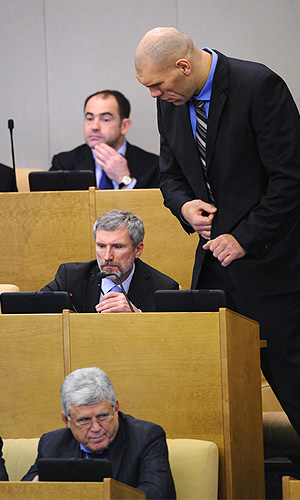 Депутат Госдумы РФ Николай Валуев (справа) на первом пленарном заседании Государственной Думы РФ шестого созыва.