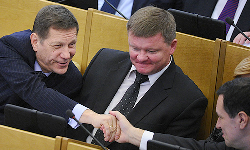 Депутаты Госдумы РФ Александр Жуков (слева) и Андрей Макаров (справа) на первом пленарном заседании Государственной Думы РФ шестого созыва.